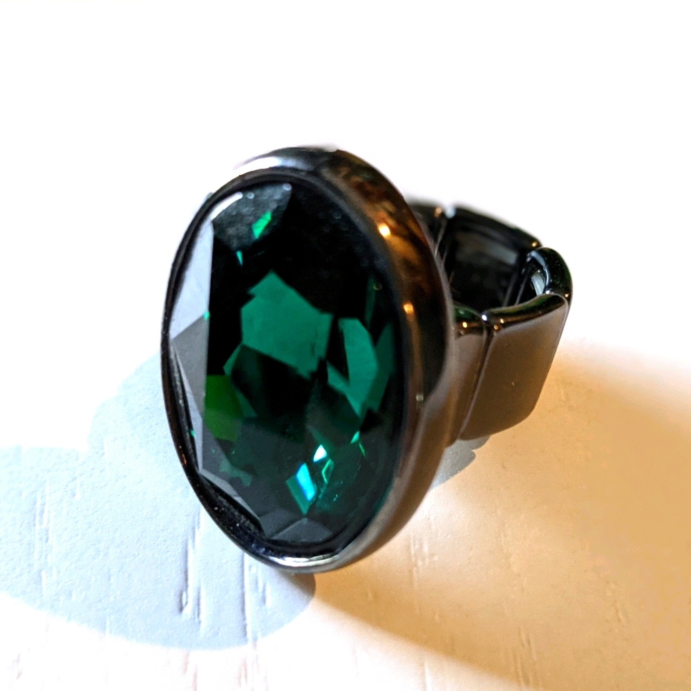 Emerald green resin gem stone ring